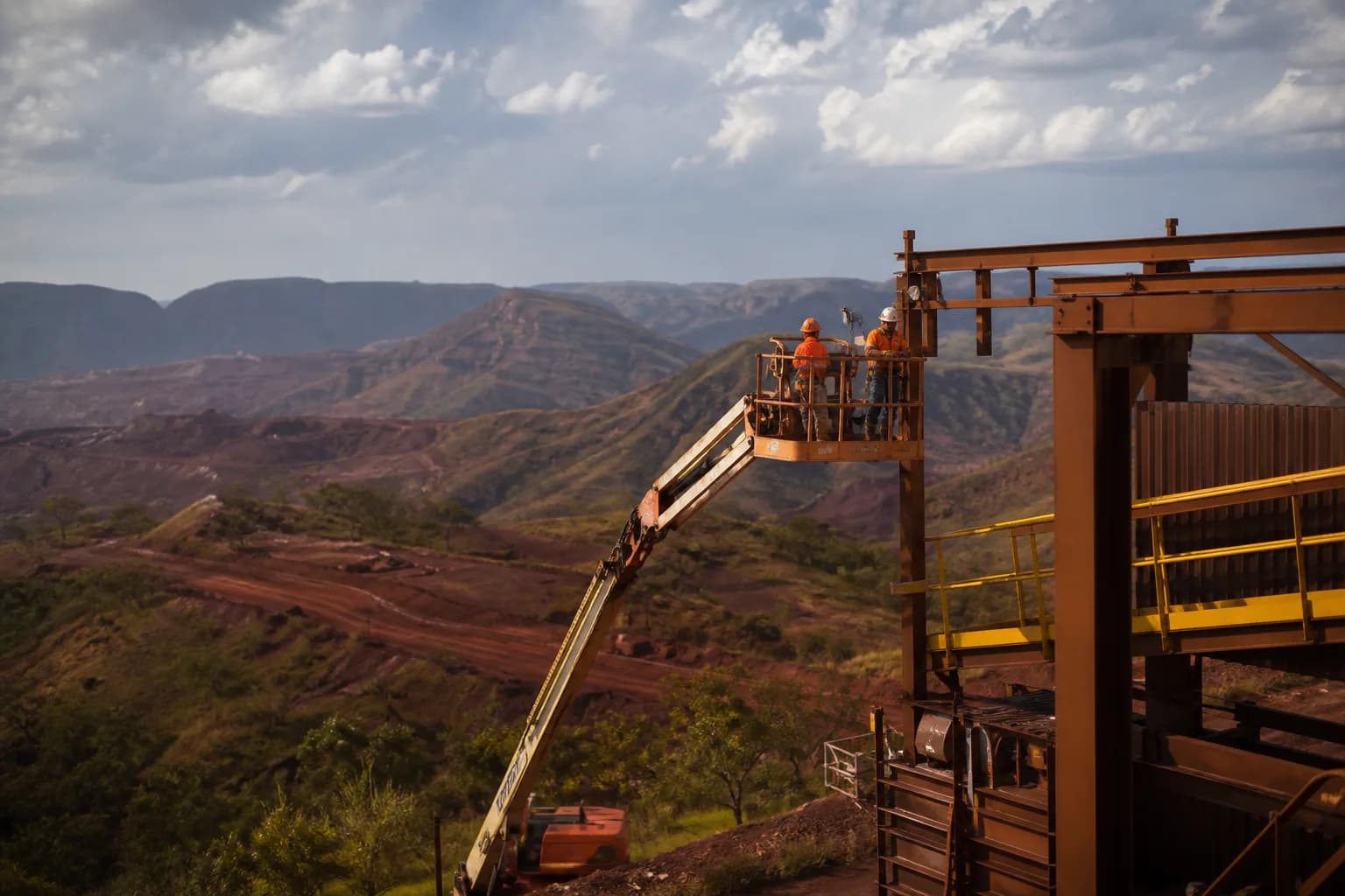 Equipamento de acesso em operação de suporte em Brumadinho