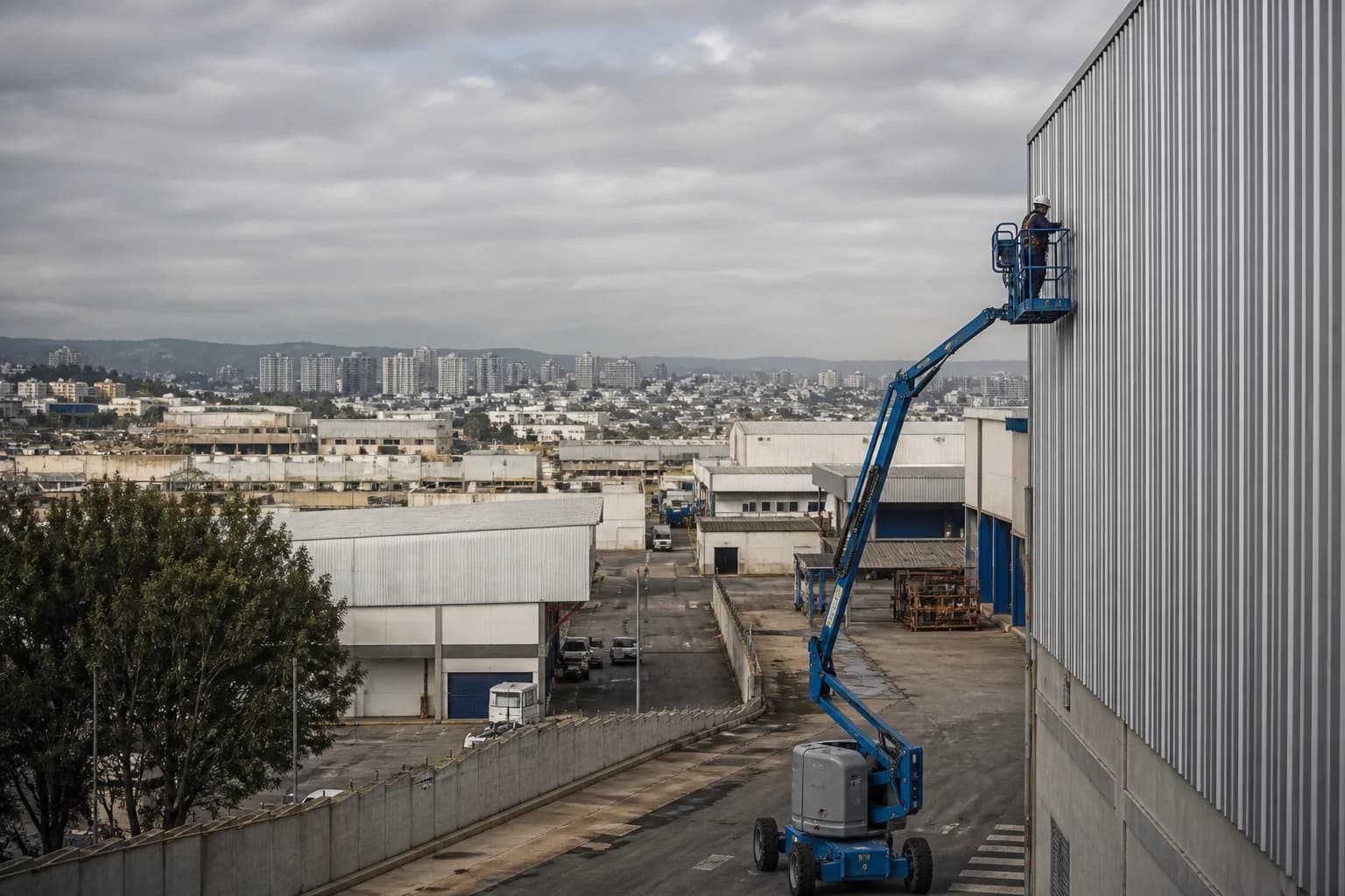 Plataforma articulada em área industrial de Contagem