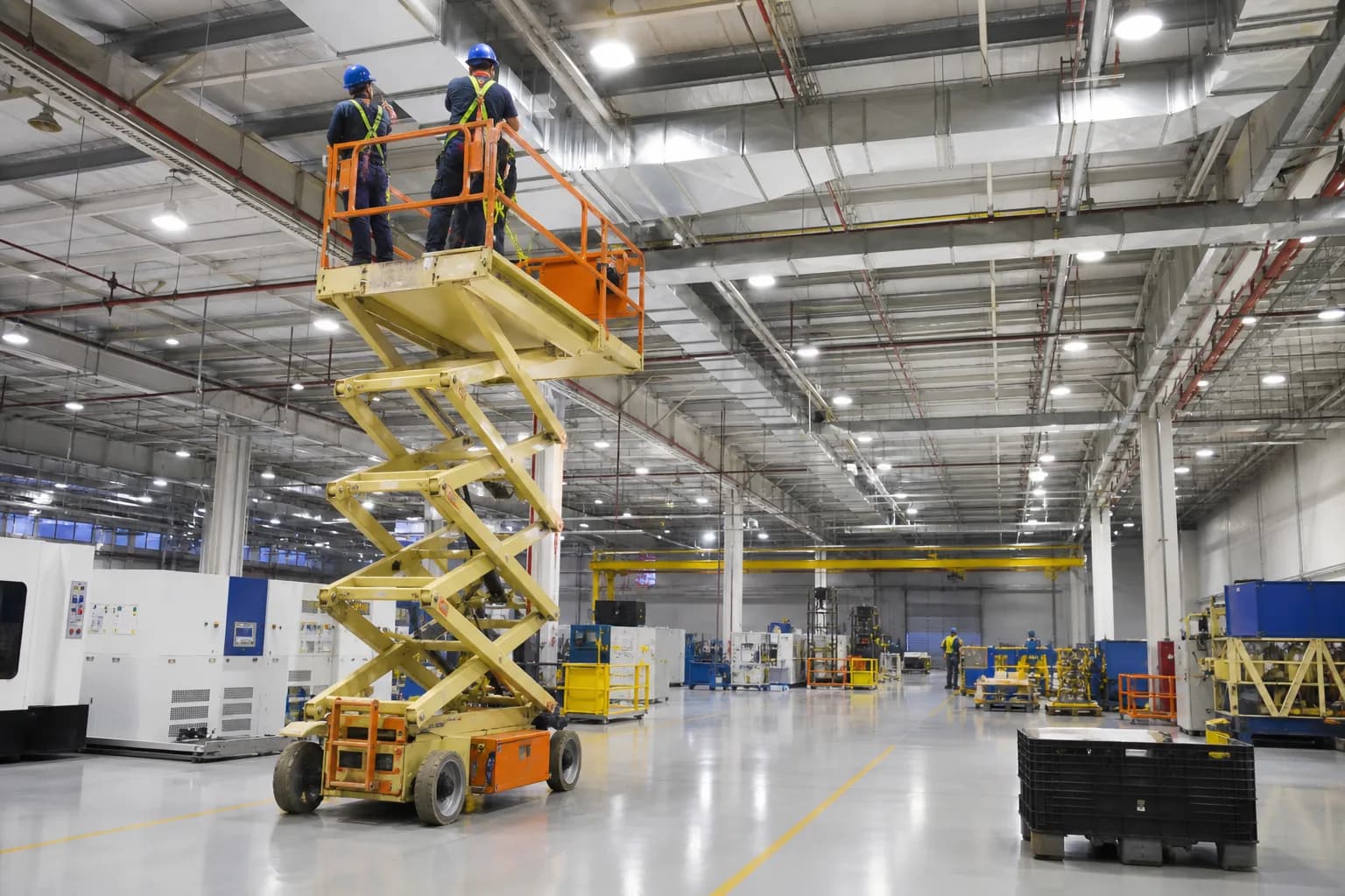 Plataforma elevatória em galpão industrial para manutenção em altura
